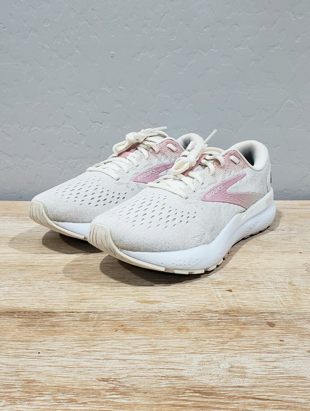 BROOKS Women's Ghost 16 Running Shoes (9.5M) Cream/Pink/White